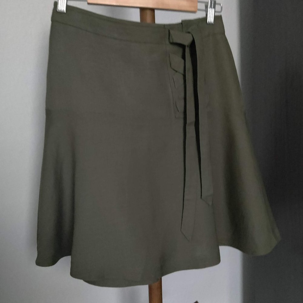 Ann Taylor women linen/viscose green skirt, fully lined, size is 2.